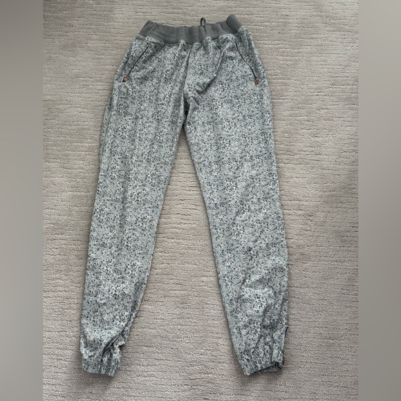 RARE Lululemon Bring Back The Track Pant in Fleur Silver Spoon Ambient Size 8 - Picture 2 of 7